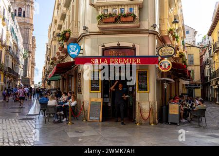 MALAGA, SPAGNA - 9 APRILE 2023: Camminare per le strade accoglienti di Malaga, Spagna il 9 aprile 2023 Foto Stock