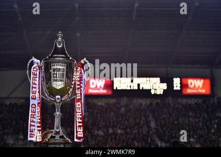 Wigan, Inghilterra - 24 febbraio 2024 - Trofeo con nastri di ciliegio e bianco di Wigan. Rugby League Betfred World Club Challenge, Wigan Warriors vs Penrith Panthers al DW Stadium, Wigan, UK Dean Williams Foto Stock