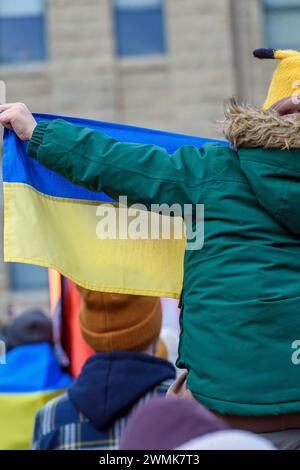 Ucraini alla piazza municipale di Calgary, segnano due anni dall'inizio della guerra. 24 febbraio 2024, Alberta, Canada. Foto Stock