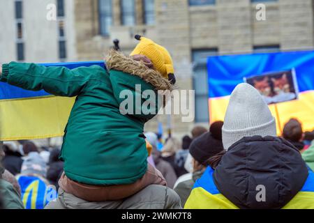 Ucraini alla piazza municipale di Calgary, segnano due anni dall'inizio della guerra. 24 febbraio 2024, Alberta, Canada. Foto Stock