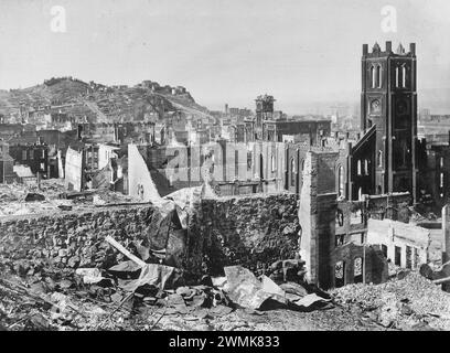 San Francisco terremoto del 1906: area nord della California Street in prossimità di Grant Avenue mostra Telegraph Hill in distanza. La chiesa permanente sulla destra è Chiesa di Santa Maria, ingresso a Chinatown. L'area adiacente alla chiesa di Santa Maria,mostrando una accartocciata o torre campanaria è la Sala della Giustizia su Kearny e strade di argilla Foto Stock