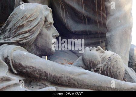 Una madre culla il suo bambino morto raffigurato nel monumento di Pietro Kufferle dedicato ai marinai russi che salvarono vite nel terremoto di Messina del 1908. Foto Stock