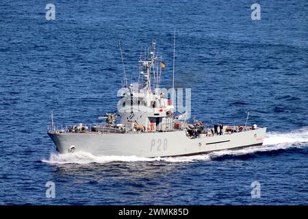 La motovedetta spagnola "Tabarca" P28, una nave della classe Anaga di 300 tonnellate capace di 22 nodi (25 mph) con un equipaggio di 28 membri, parte da Vigo, Spagna. Foto Stock