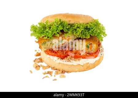 Un hamburger vegetariano senza formaggio a base di verdure e pangrattato, impilato con anelli di cipolla, fetta di pomodoro e lattuga riccia, in un bap. Isolato Foto Stock