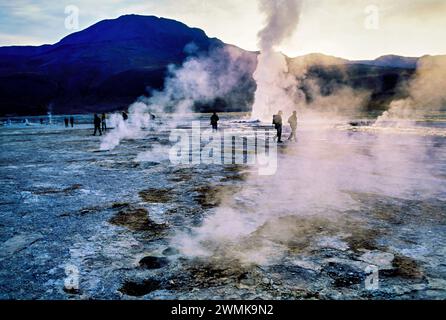 I turisti sono attratti da El Tatio, un campo geotermico con geyser a nord di San Pedro a 4300 metri sul livello del mare situato nelle Ande in... Foto Stock