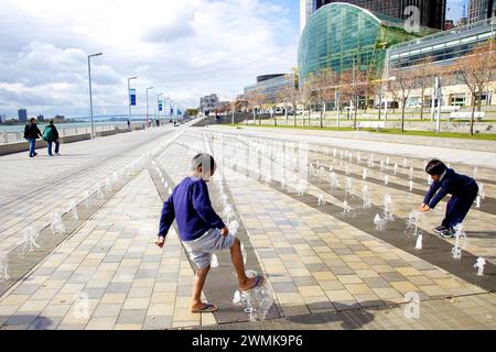 I bambini giocano nelle fontane del moderno lungofiume lungo il fiume Detroit; Detroit, Michigan, Stati Uniti d'America Foto Stock