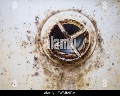 Muffa e placca sullo smalto del bagno. Scarico bagno. Sporcizia e infezione. Deve essere pulito. Concetto di sporco. Placca gialla. Foto Stock