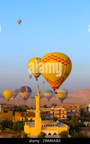 NA mongolfiere che trasportano turisti su luxor, Egitto Foto Stock