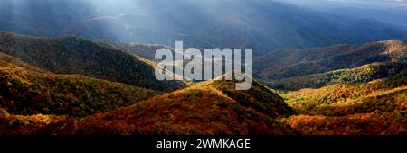 Scenario autunnale delle Blue Ridge Mountains visto dalla Frying Pan Tower, lungo la Blue Ridge Parkway, vicino ad Asheville, North Carolina, Stati Uniti Foto Stock
