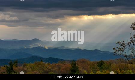 Il monte Pisgah e il Cold Mountain dominano le Blue Ridge Mountains mentre la luce del sole del pomeriggio scorre attraverso le nuvole di tempesta Foto Stock