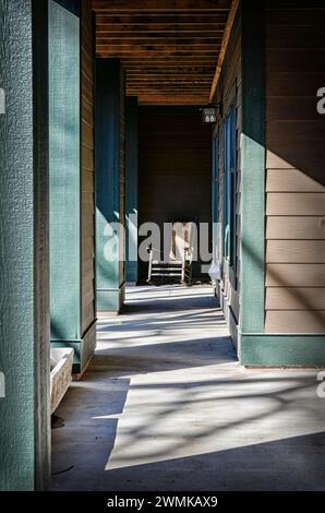 Sedia a dondolo su veranda; Fairview, North Carolina, Stati Uniti d'America Foto Stock