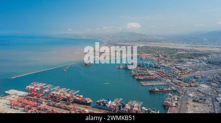 Callao, Lima. Perù - gennaio 2024: Deposito container e gru a cavalletto del terminal container Callao porto di pesca del porto di Callao e del distretto di la Punta Foto Stock