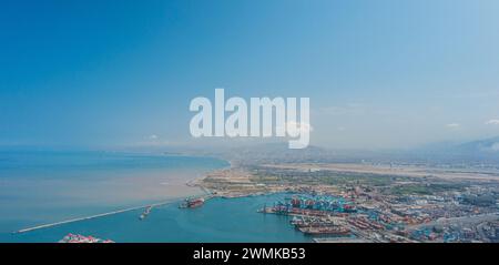 Callao, Lima. Perù. Gennaio 2024. Vista aerea con drone sul molo sud del distretto di Callao a Lima, Perù Foto Stock