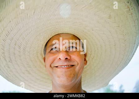 Uomo brasiliano che indossa un grande cappello a teglia; regione Pantanal, Brasile Foto Stock