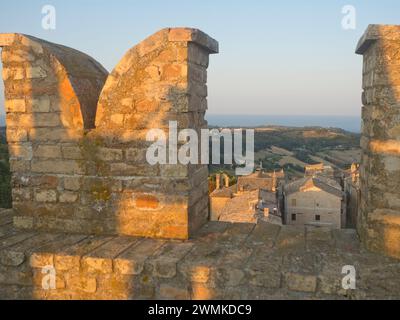 Vista della Valle d'Aso, del mare Adriatico, degli edifici rinascimentali e dei tetti dalla torre merlata; Moresco, Marche, Italia Foto Stock