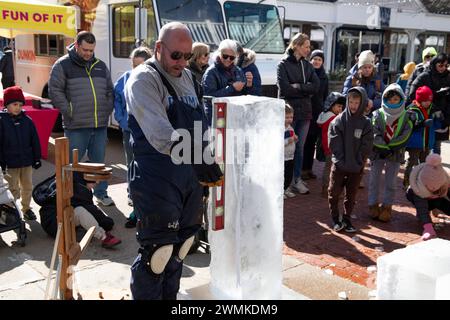 Newport, Rhode Island. 25 gennaio 2024. Sean Skelly di Attleboro, ma e Sam Sannie di Easton, ma hanno scolpito tre creazioni a Long Whark nel centro di Newport, RI: Un vaso su un pedastel, un cigno e un pesce, di fronte alla folla, come parte del Newport Winter Festival 2024. @ Veronica Bruno / Alamy Live News Foto Stock