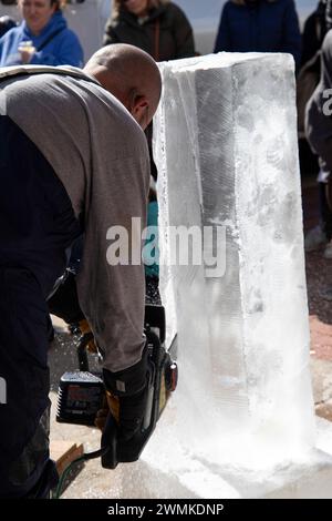 Newport, Rhode Island. 25 gennaio 2024. Sean Skelly di Attleboro, ma e Sam Sannie di Easton, ma hanno scolpito tre creazioni a Long Whark nel centro di Newport, RI: Un vaso su un pedastel, un cigno e un pesce, di fronte alla folla, come parte del Newport Winter Festival 2024. @ Veronica Bruno / Alamy Live News Foto Stock