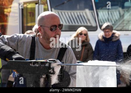 Newport, Rhode Island. 25 gennaio 2024. Sean Skelly di Attleboro, ma e Sam Sannie di Easton, ma hanno scolpito tre creazioni a Long Whark nel centro di Newport, RI: Un vaso su un pedastel, un cigno e un pesce, di fronte alla folla, come parte del Newport Winter Festival 2024. @ Veronica Bruno / Alamy Live News Foto Stock