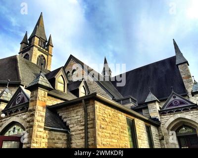 Le molte guglie e i cancelli della Chiesa Unita di Granville, una chiesa in pietra dei primi anni del XIX secolo, che si innalza verso il cielo Foto Stock