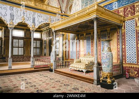 Dettagli architettonici e arredi decorati nel Palazzo Topkapi; Istanbul, Turchia Foto Stock