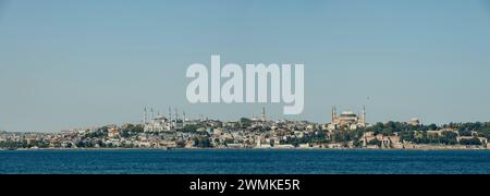 Vista panoramica della Moschea Blu, di Hagia Sofia e del Palazzo Topkapi da Kadikoy, lato asiatico; Istanbul, Turchia Foto Stock