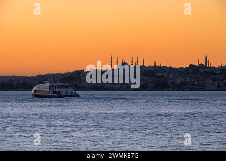 Vista della Moschea Blu e di Santa Sofia al tramonto da Kadikoy a Istanbul; Istanbul, Turchia Foto Stock