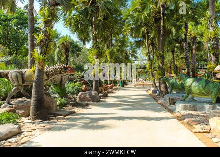 PATTAYA, THAILANDIA - 3 giugno 2020: I dinosauri nel grande giardino in pietra, varie specie di alberi e giardini tropicali si trovano a Nong Noouch Tropic Foto Stock