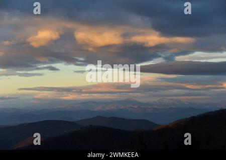 Le nuvole colorate al tramonto sulle Blue Ridge Mountains, sul monte Pisgah e sul Cold Mountain sono le due vette dominanti: Gli Stati Uniti d'America Foto Stock