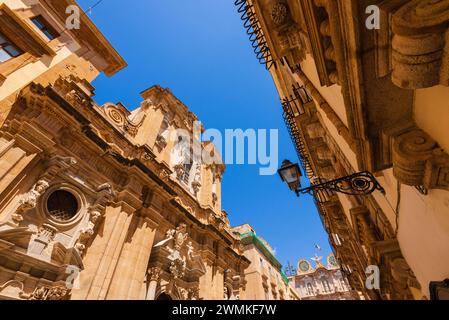 Ammira l'ornata opera in pietra dei vecchi edifici della storica città vecchia di Trapani; Trapani, Sicilia, Italia Foto Stock