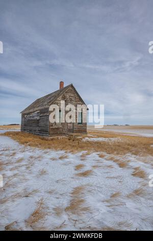 Cabina abbandonata sulle praterie canadesi in inverno; Brooking, Saskatchewan, Canada Foto Stock