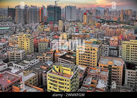 Vista di Shenzhen dal piano superiore di un appartamento in città; Shenzhen, Guangdong, Cina Foto Stock