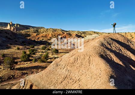 La donna si erge in cima a un affioramento roccioso; Santa Fe, New Mexico, Stati Uniti d'America Foto Stock