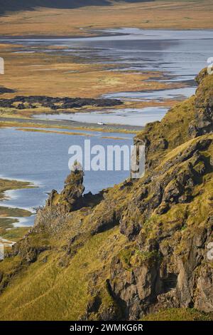 Aspro paesaggio sull'isola Dyrholaey, vicino a Vik, Islanda meridionale; Dyrholaey Island, Islanda Foto Stock