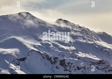Montagne innevate all'inizio dell'inverno nella valle di Kaldidalur, vicino al ghiacciaio Langjokull, nelle Highlands occidentali dell'Islanda occidentale; Islanda Foto Stock