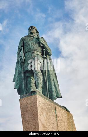 Statua di Leif Erikson nella chiesa di Hallgrimskirkja a Reykjavik; Reykjavik, Islanda Foto Stock