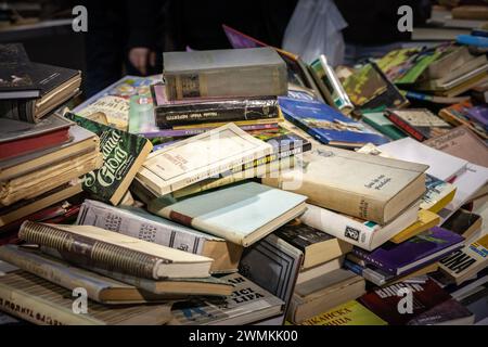 Immagine se una pila di libri, vecchi libri di seconda mano pronti per essere venduti a belgrado, Serbia, per la vendita in una libreria di Belgrado; Foto Stock