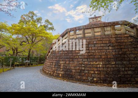 Kyoto, Giappone - 6 aprile 2023: Il Tempio di Adashino Nenbutsuji, fondato nel 811, è situato su una collina e leggermente distante dalla principale area turistica di Arash Foto Stock