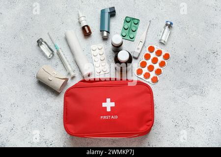 Kit di pronto soccorso con pillole su sfondo bianco grunge Foto Stock