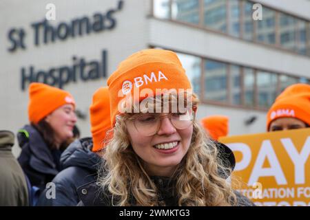 Londra, Regno Unito. 26 febbraio 2024. Membro della British Medical Association (BMA) visto durante la manifestazione. I membri della British Medical Association (BMA) organizzarono il loro decimo sciopero dei medici in formazione sulle condizioni retributive fuori dal St Thomas Hospital di Westminster. Decine di migliaia di appuntamenti ospedalieri sono annullati o rinviati a causa dell'azione industriale dei medici in formazione. (Foto di Steve Taylor/SOPA Images/Sipa USA) credito: SIPA USA/Alamy Live News Foto Stock