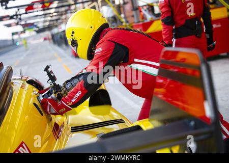 83 KUBICA Robert (pol), SHWARTZMAN Robert (isr), YE Yifei (chn), AF Corse, Ferrari 499P #83, pit stop durante il prologo del Campionato Mondiale Endurance FIA 2024, dal 24 al 26 febbraio 2024 sul circuito Internazionale Losail di Lusail, Qatar Foto Stock