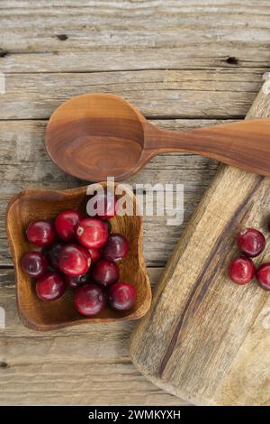 Scena rustica cucina con mirtilli rossi freschi un simbolo di salute e benessere, spesso indicato come un superfood Foto Stock