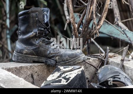 Vecchie scarpe per strada Foto Stock