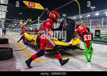 83 KUBICA Robert (pol), SHWARTZMAN Robert (isr), YE Yifei (chn), AF Corse, Ferrari 499P #83, pit stop durante il prologo del Campionato Mondiale Endurance FIA 2024, dal 24 al 26 febbraio 2024 sul circuito Internazionale Losail di Lusail, Qatar Foto Stock