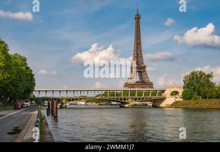 Parigi Francia, skyline della città alla Torre Eiffel e fiume Senna con il Ponte Bir-Hakeim Foto Stock