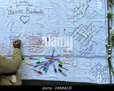 Washington, District of Columbia, USA. 26 febbraio 2024. I partecipanti a una veglia a lume di candela scrivono messaggi per onorare la memoria di Aaron Bushnell, un militare statunitense che si è dato fuoco per protestare contro gli attacchi di IsraelÃs contro la popolazione di Gaza. (Credit Image: © sue Dorfman/ZUMA Press Wire) SOLO PER USO EDITORIALE! Non per USO commerciale! Crediti: ZUMA Press, Inc./Alamy Live News Foto Stock