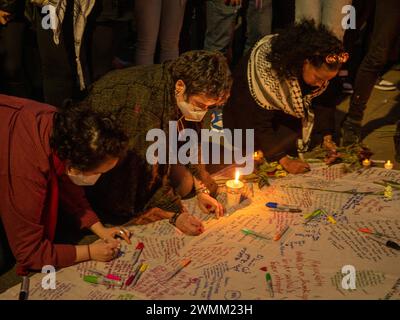 Washington, District of Columbia, USA. 26 febbraio 2024. I partecipanti a una veglia a lume di candela scrivono messaggi per onorare la memoria di Aaron Bushnell, un militare statunitense che si è dato fuoco per protestare contro gli attacchi di IsraelÃs contro la popolazione di Gaza. (Credit Image: © sue Dorfman/ZUMA Press Wire) SOLO PER USO EDITORIALE! Non per USO commerciale! Crediti: ZUMA Press, Inc./Alamy Live News Foto Stock