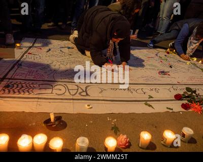 Washington, District of Columbia, USA. 26 febbraio 2024. I partecipanti a una veglia a lume di candela scrivono messaggi per onorare la memoria di Aaron Bushnell, un militare statunitense che si è dato fuoco per protestare contro gli attacchi di IsraelÃs contro la popolazione di Gaza. (Credit Image: © sue Dorfman/ZUMA Press Wire) SOLO PER USO EDITORIALE! Non per USO commerciale! Crediti: ZUMA Press, Inc./Alamy Live News Foto Stock