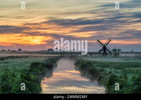 Piccolo mulino a vento olandese e campo alba al villaggio di Zaanse Schans, Amsterdam Paesi Bassi Foto Stock