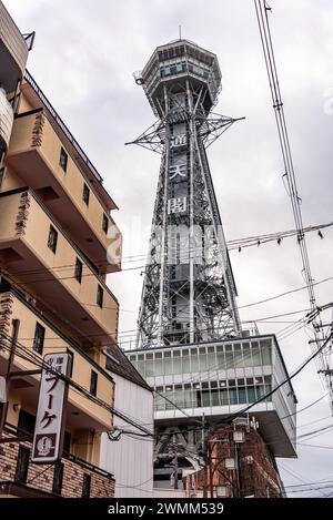 La torre Tsutenkaku è un famoso punto di riferimento nel quartiere Shinsekai di Osaka, Giappone, il 18 febbraio 2024 Foto Stock