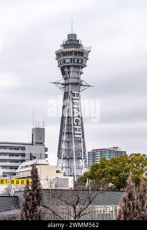 La torre Tsutenkaku è un famoso punto di riferimento nel quartiere Shinsekai di Osaka, Giappone, il 18 febbraio 2024 Foto Stock